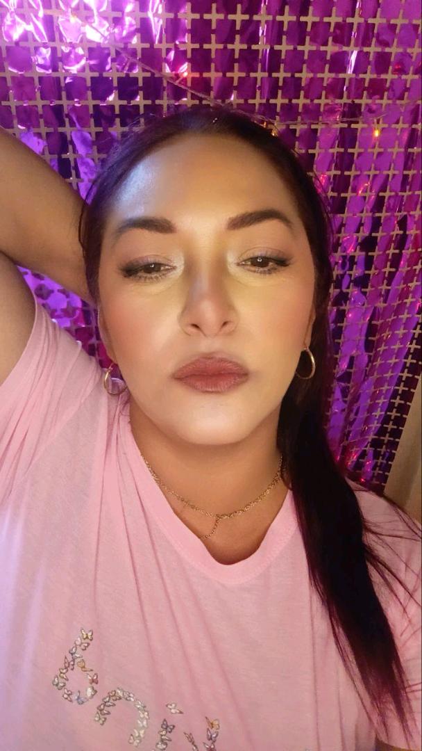 Aura from Venezuela, a host on Ti.Live